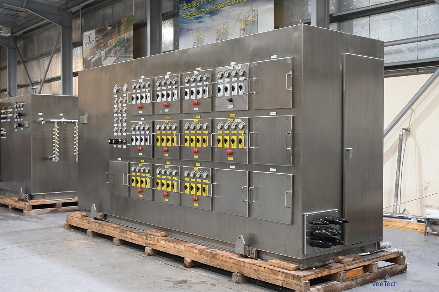 Stainless steel hydraulic wellhead control panel